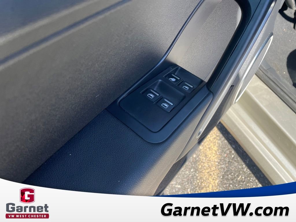 Used 2013 Volkswagen Beetle TDI image 15