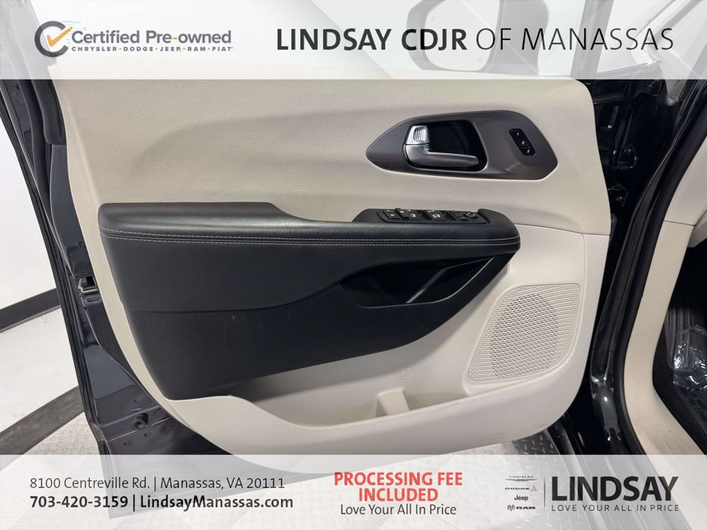 Used 2023 Chrysler Pacifica Touring-L FWD image 18