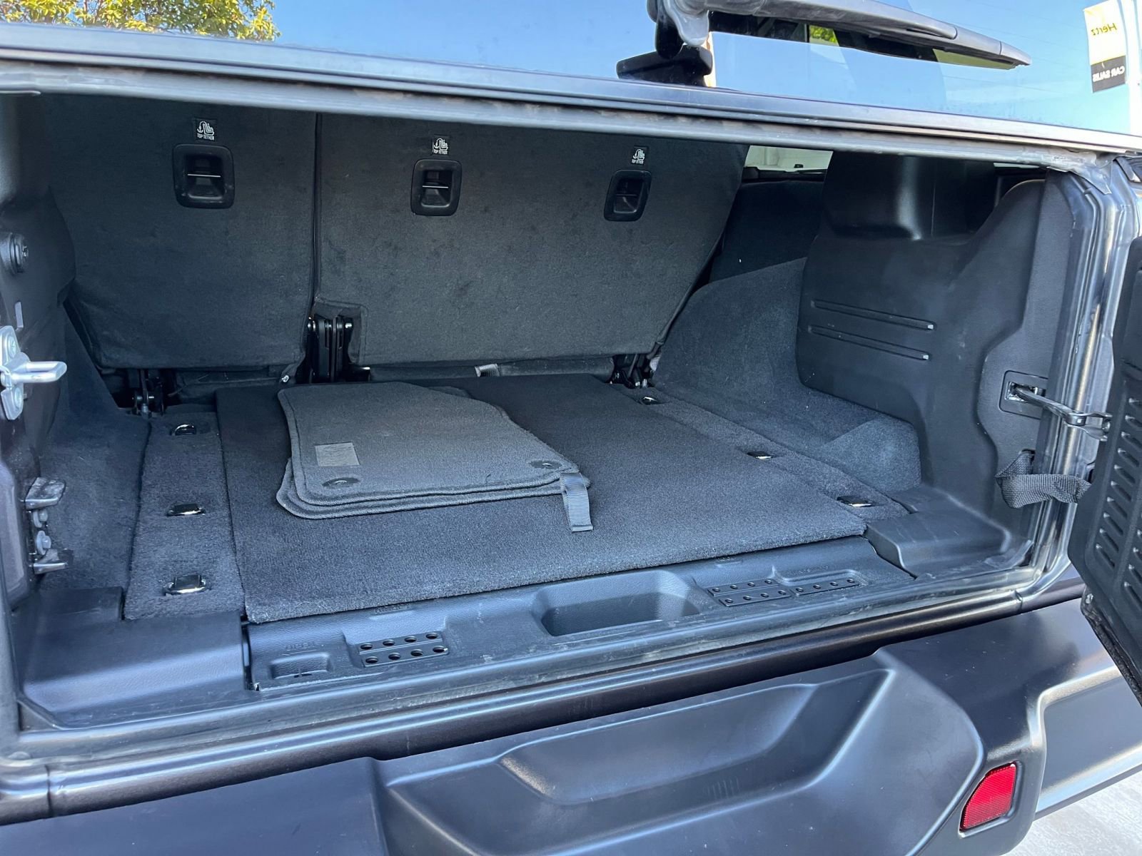 Used 2025 Jeep Wrangler Sahara image 31