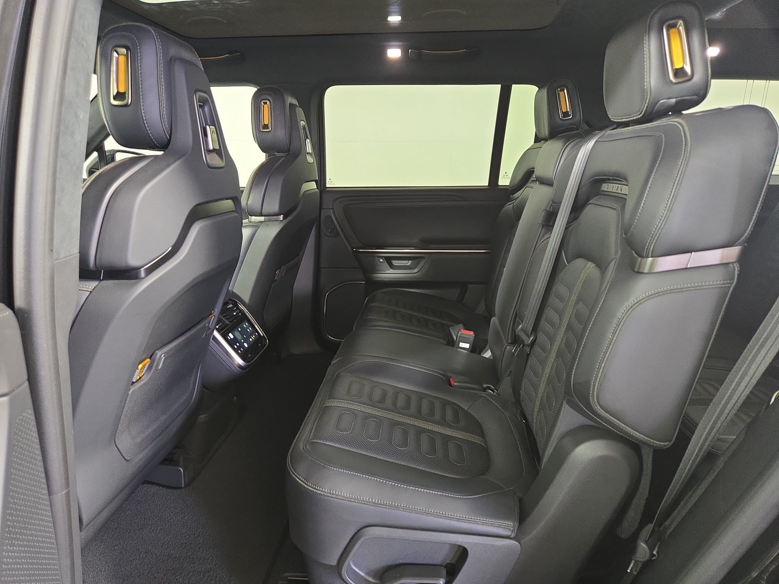 Used 2025 Rivian R1S Adventure Dual AWD/4WD image 21