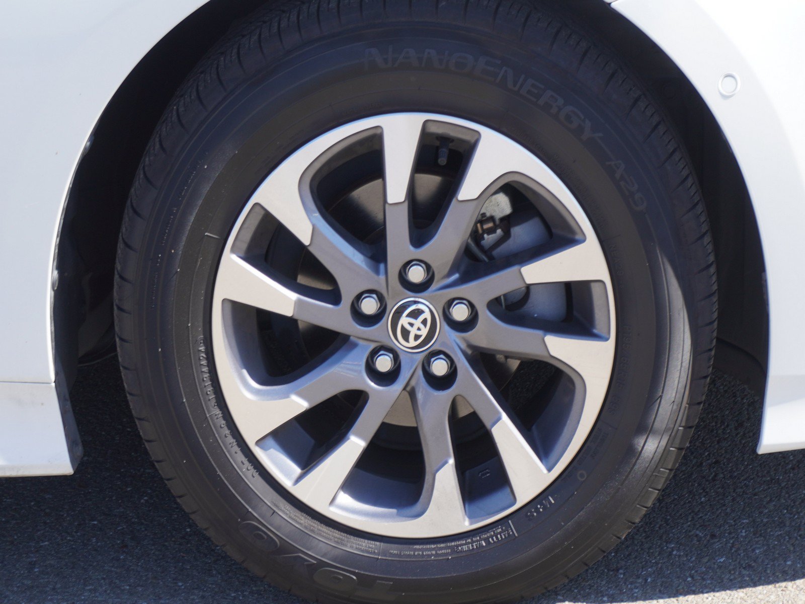 Used 2022 Toyota Prius Limited w/ Premium Convenience Package FWD image 5