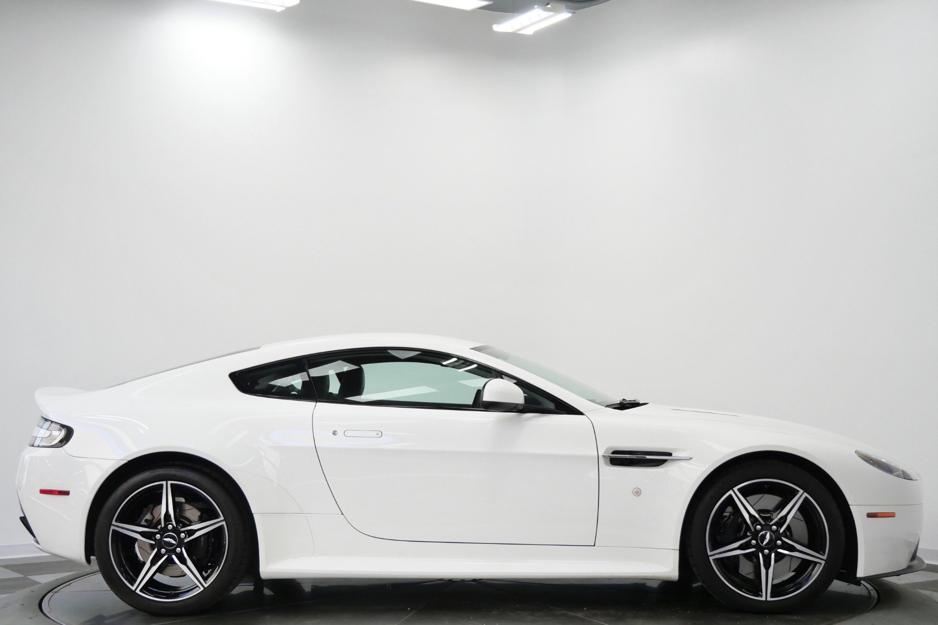 Used 2016 Aston Martin V8 Vantage GT RWD image 46