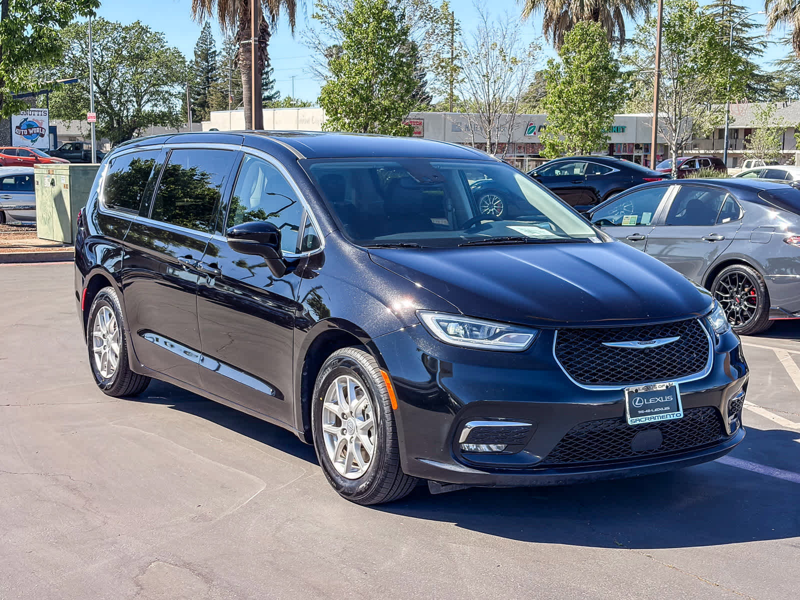 Used 2024 Chrysler Pacifica Touring-L image 5