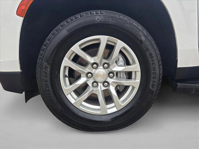 Used 2024 Chevrolet Suburban LT w/ Luxury Package RWD image 25