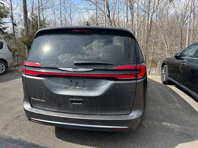 Used 2023 Chrysler Pacifica Touring-L image 5
