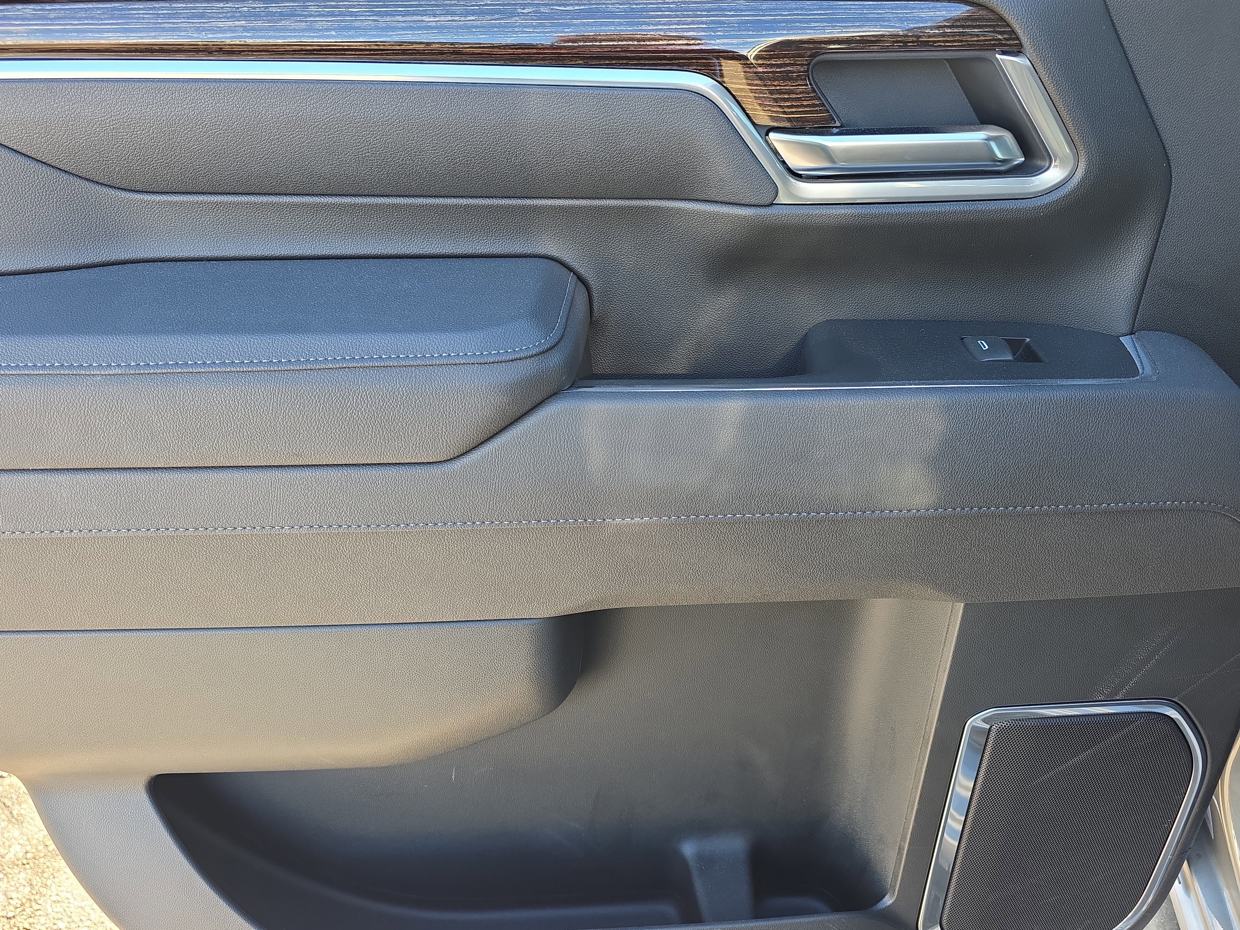 Used 2025 GMC Sierra 2500 SLE w/ SLE Convenience Package image 12