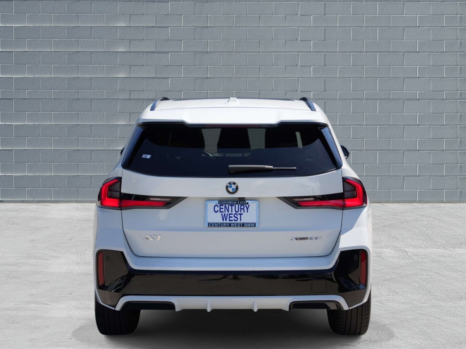 Used 2023 BMW X1 xDrive28i w/ M Sport Package AWD/4WD image 4