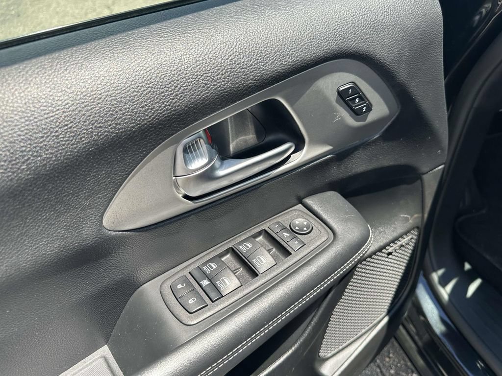 Used 2023 Chrysler Pacifica Limited w/ Uconnect Theater Family Group FWD image 19