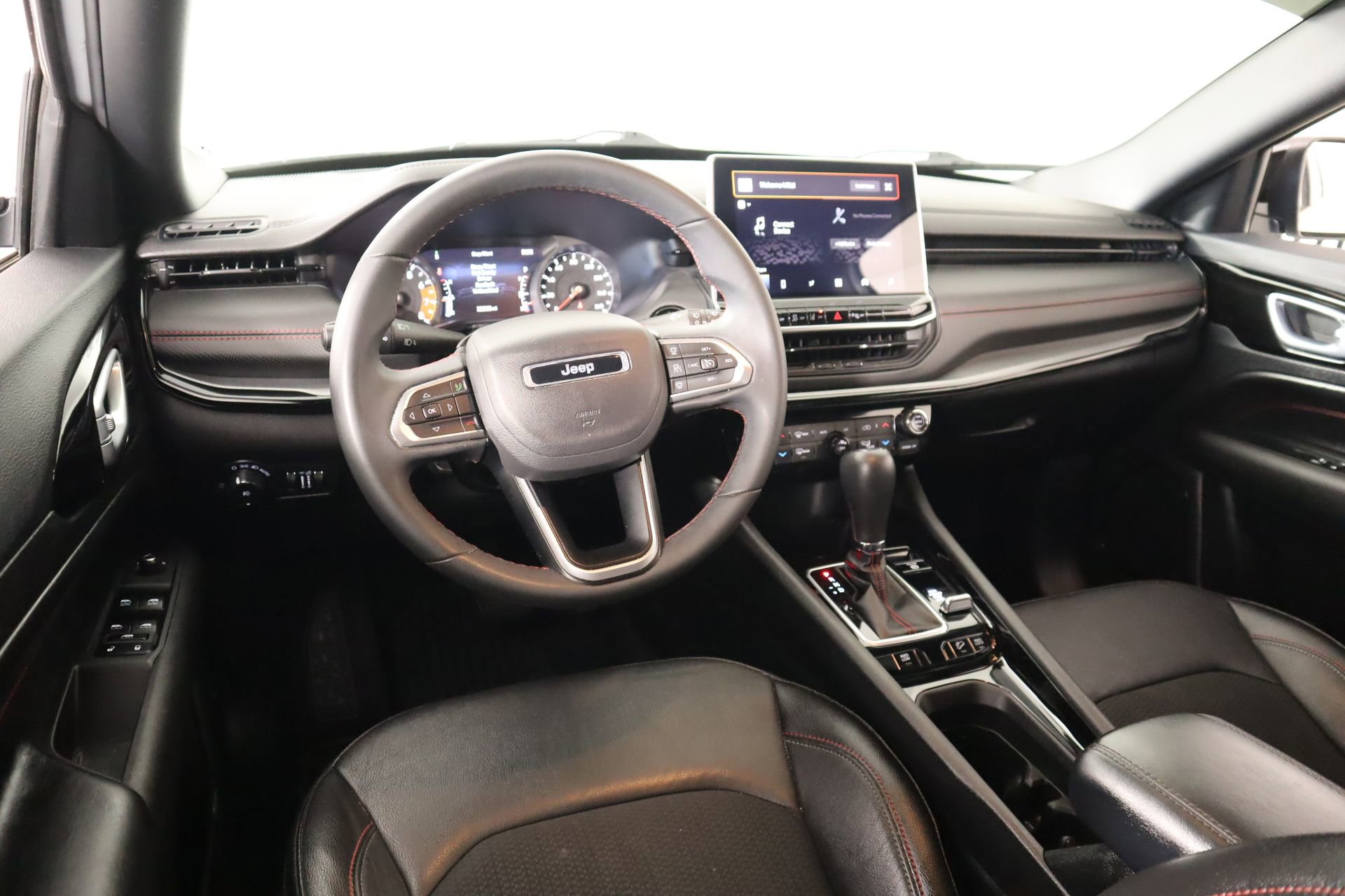 Used 2024 Jeep Compass Trailhawk image 2