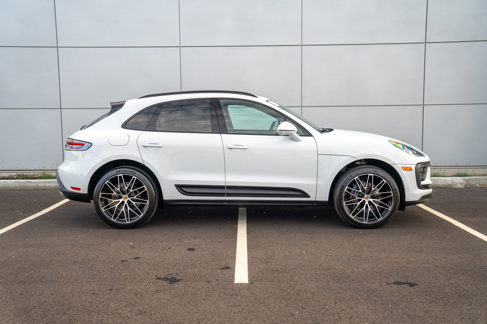 Used 2025 Porsche Macan image 8