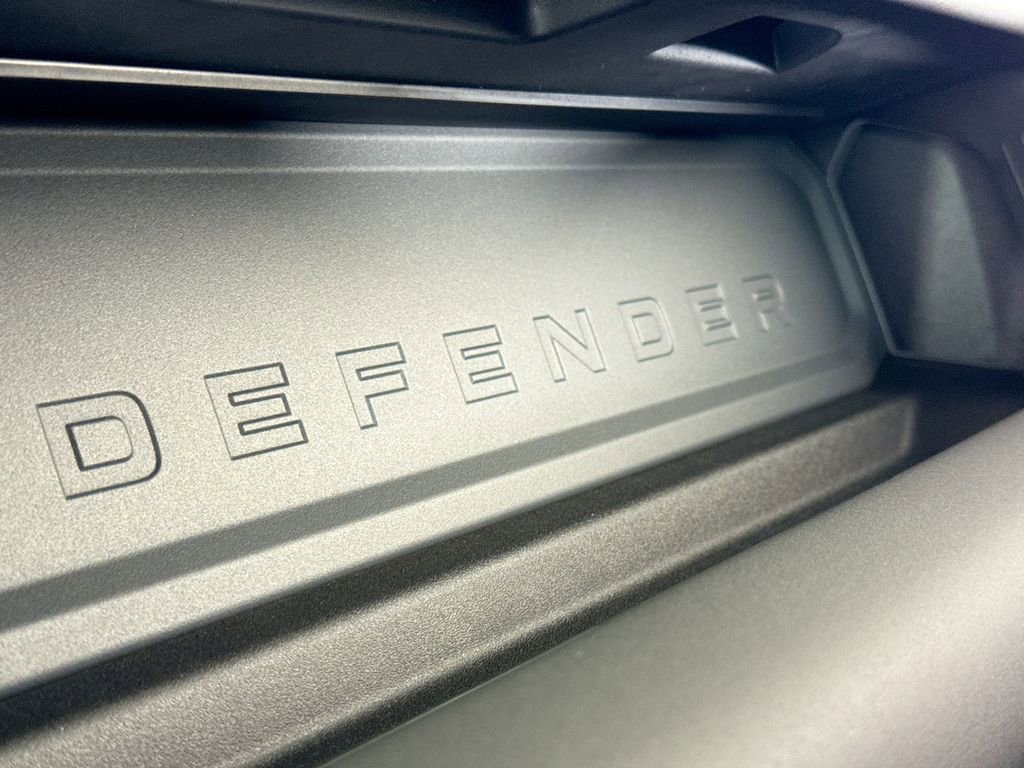 Used 2025 Land Rover Defender 110 X-Dynamic SE image 22