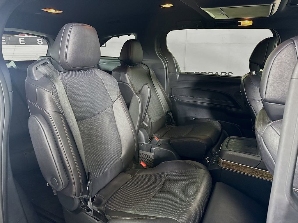 Used 2025 Toyota Sienna Platinum image 26