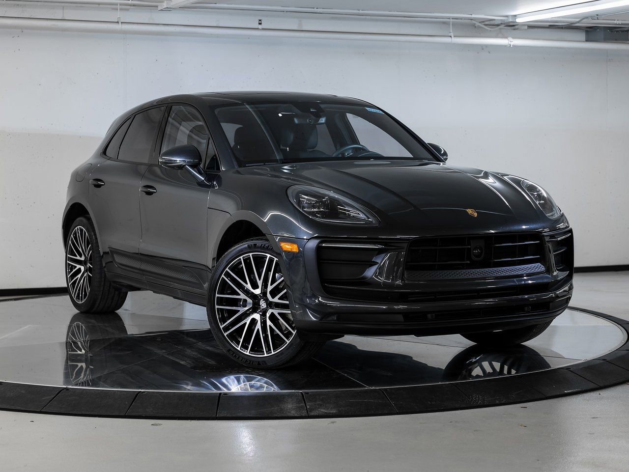 Certified 2025 Porsche Macan AWD/4WD image 9