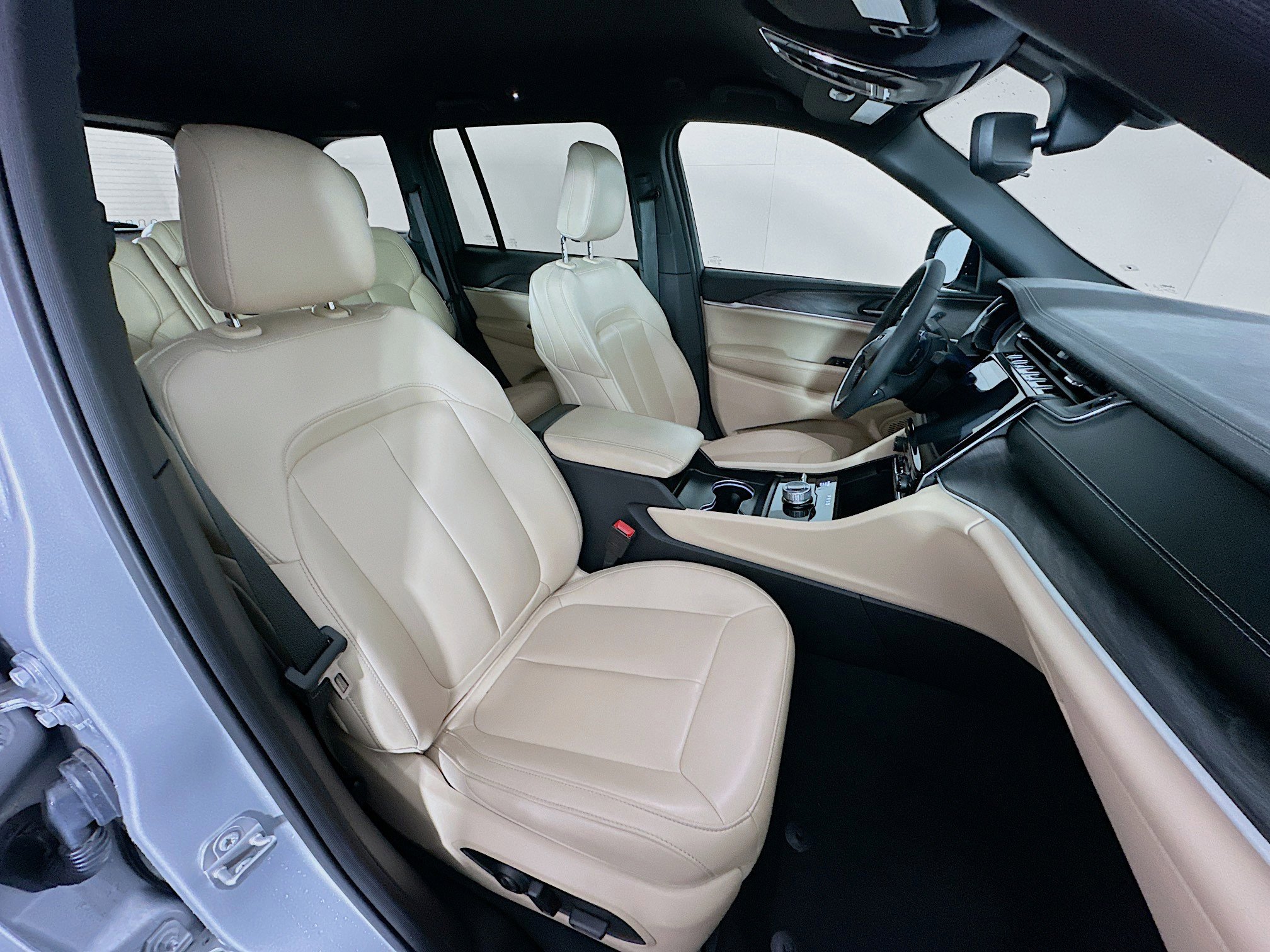 Used 2024 Jeep Grand Cherokee Limited image 30