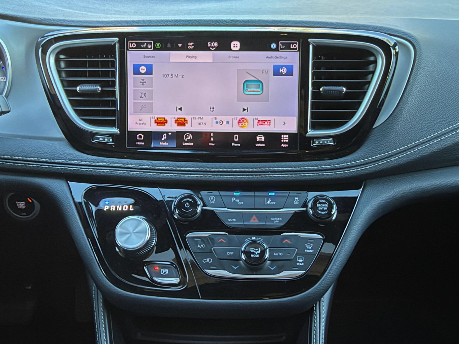 Used 2025 Chrysler Pacifica Limited FWD image 16