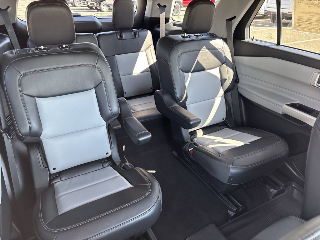 Used 2022 Ford Explorer XLT w/ XLT Sport Appearance Package AWD/4WD image 32