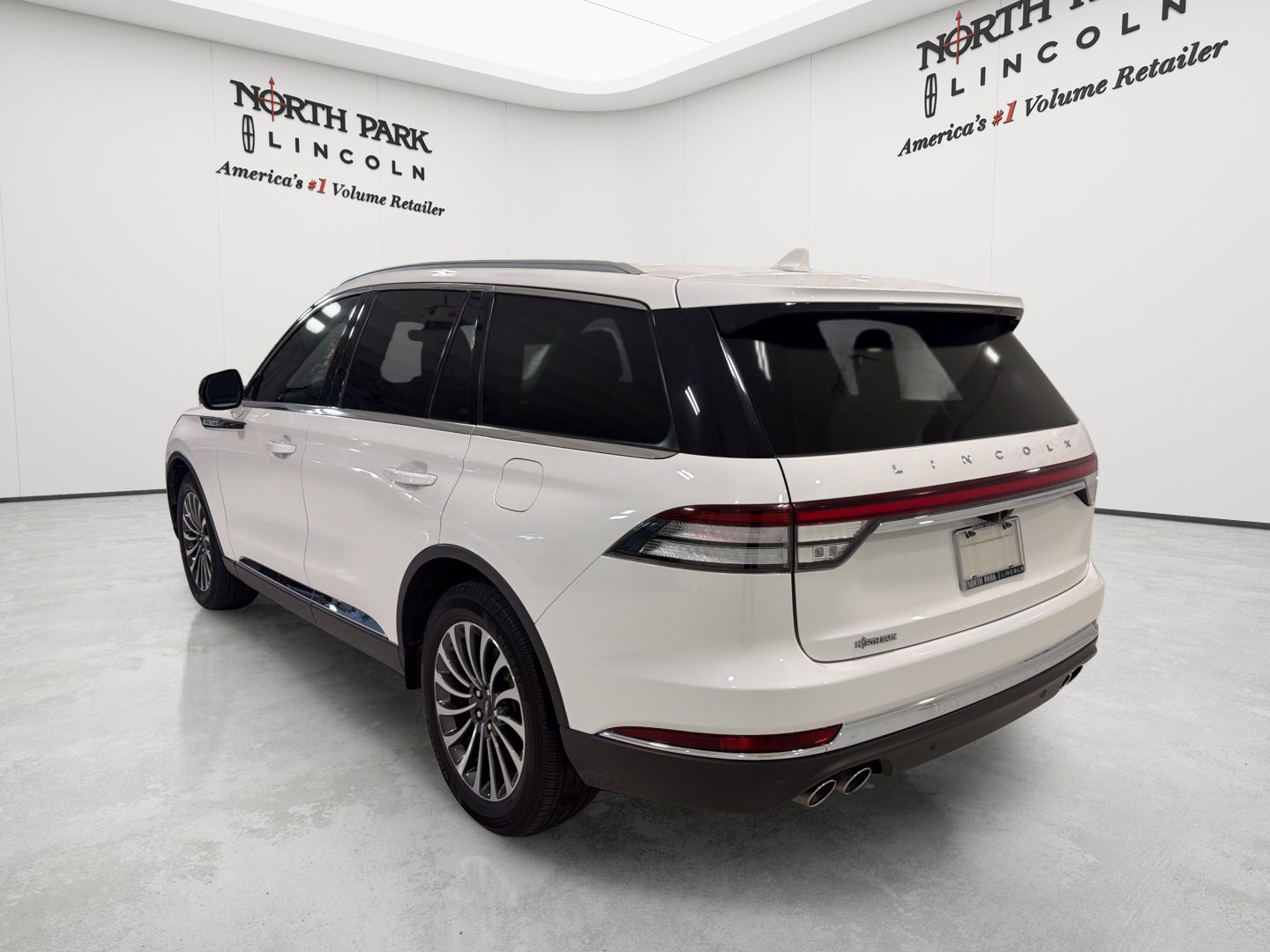 Used 2023 Lincoln Aviator 2WD w/ Premium Package image 3