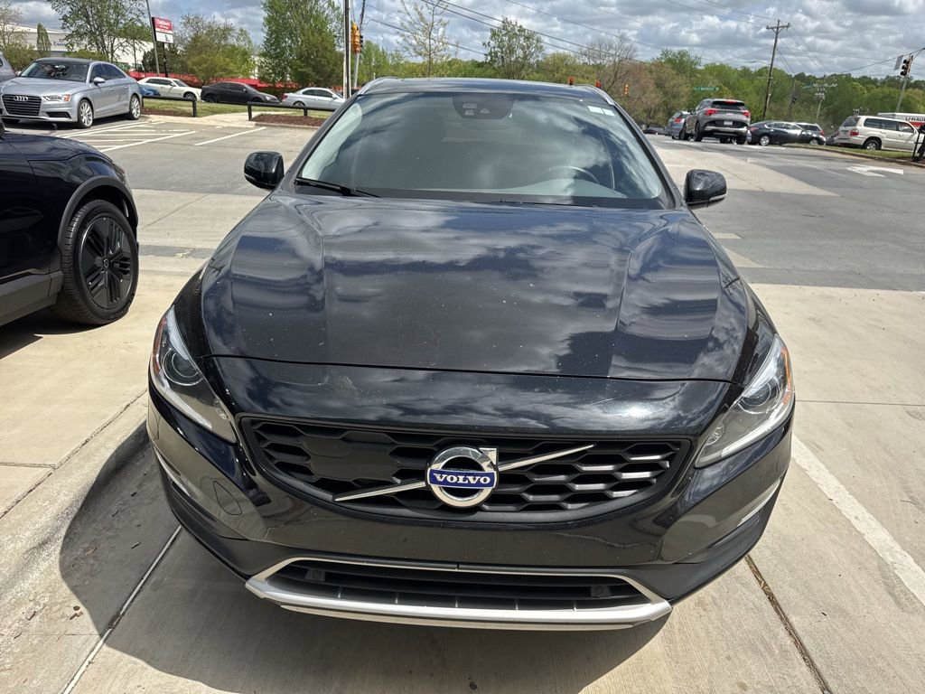 Used 2017 Volvo V60 T5 Cross Country Platinum image 2