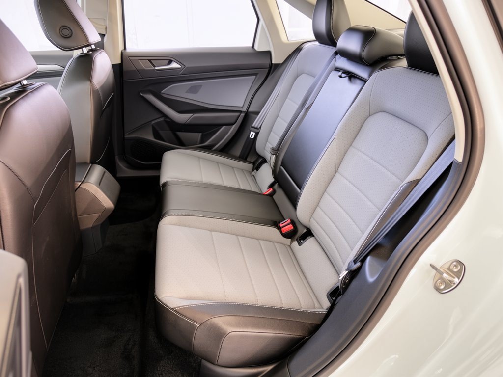 Used 2026 Volkswagen Jetta SE FWD image 25