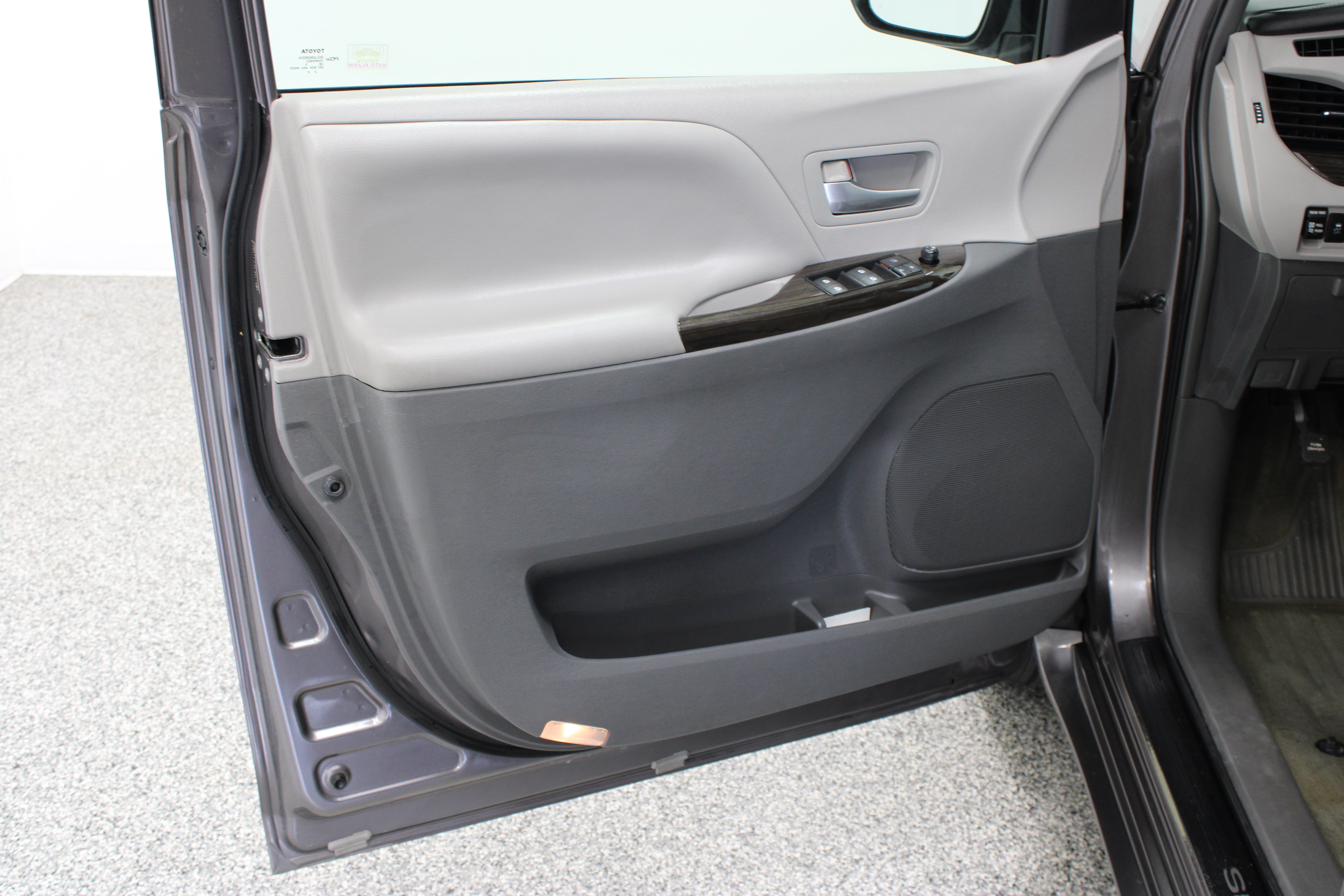 Used 2015 Toyota Sienna XLE AWD/4WD image 12