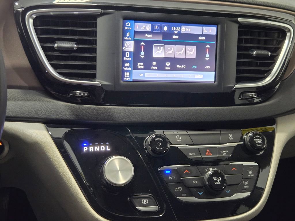 Used 2023 Chrysler Voyager LX image 24