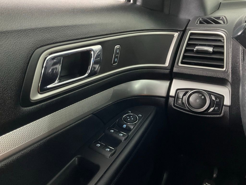 Certified 2017 Ford Explorer XLT FWD image 15
