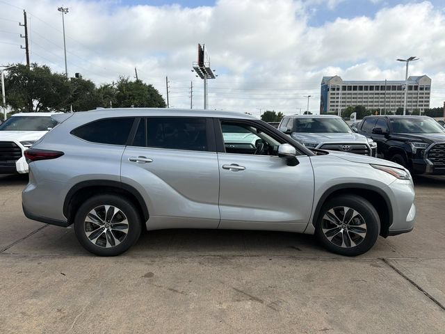 Used 2025 Toyota Highlander XLE FWD image 4