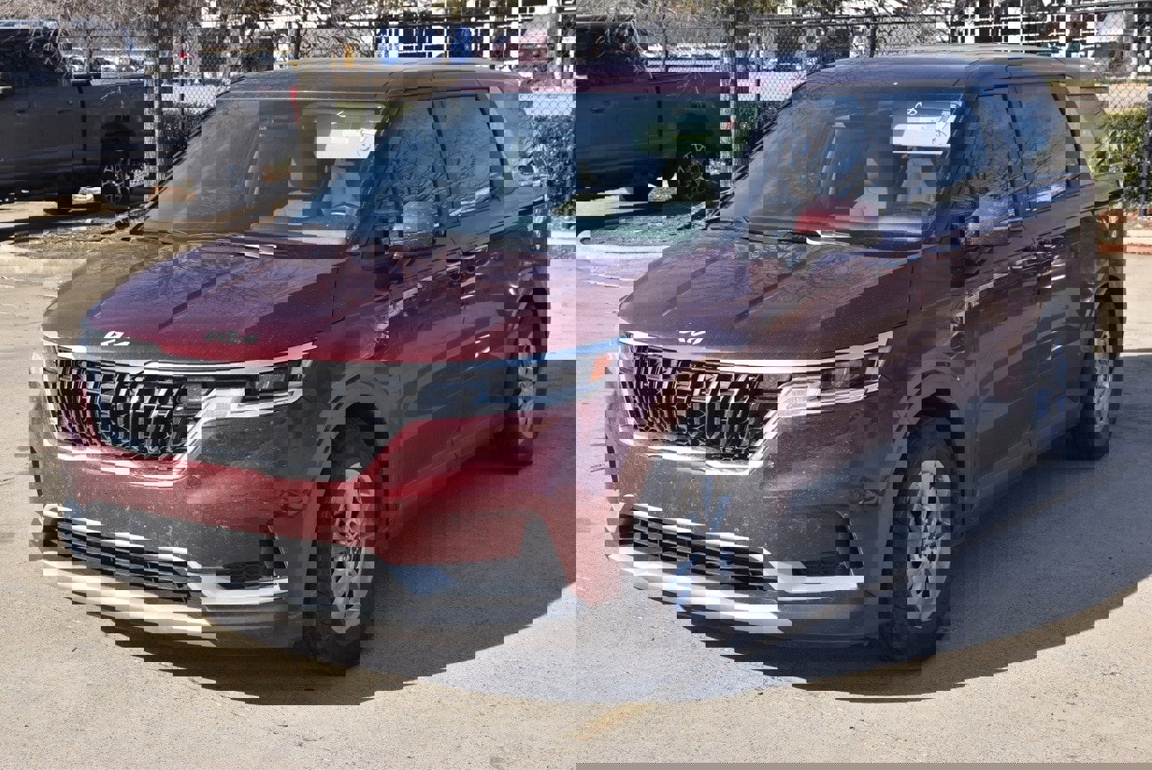 Used 2022 Kia Carnival LX image 2