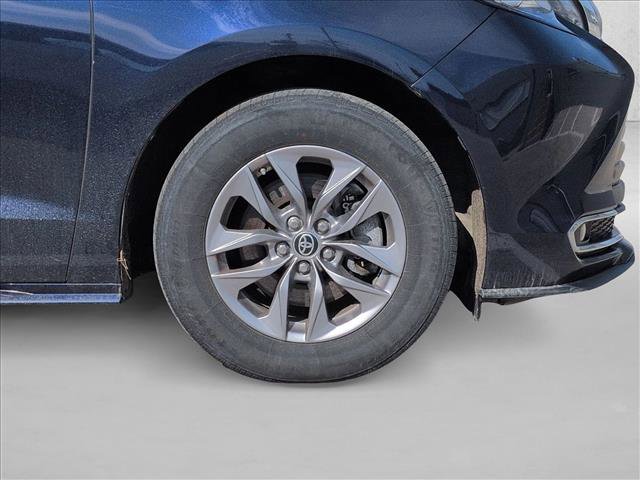 Used 2022 Toyota Sienna XLE image 5
