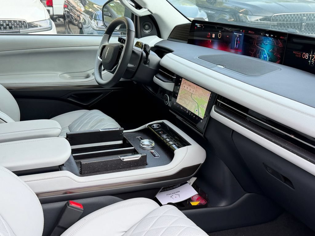 New 2026 Lincoln Navigator Black Label AWD/4WD image 17