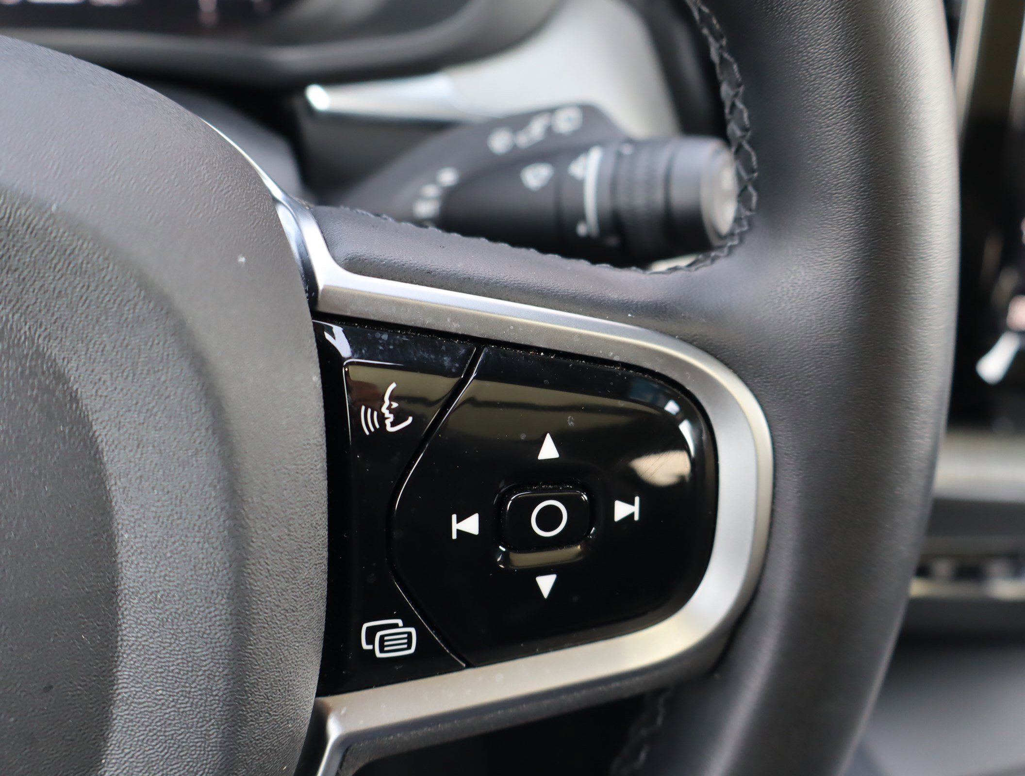 Used 2025 Volvo XC60 B5 Plus image 23