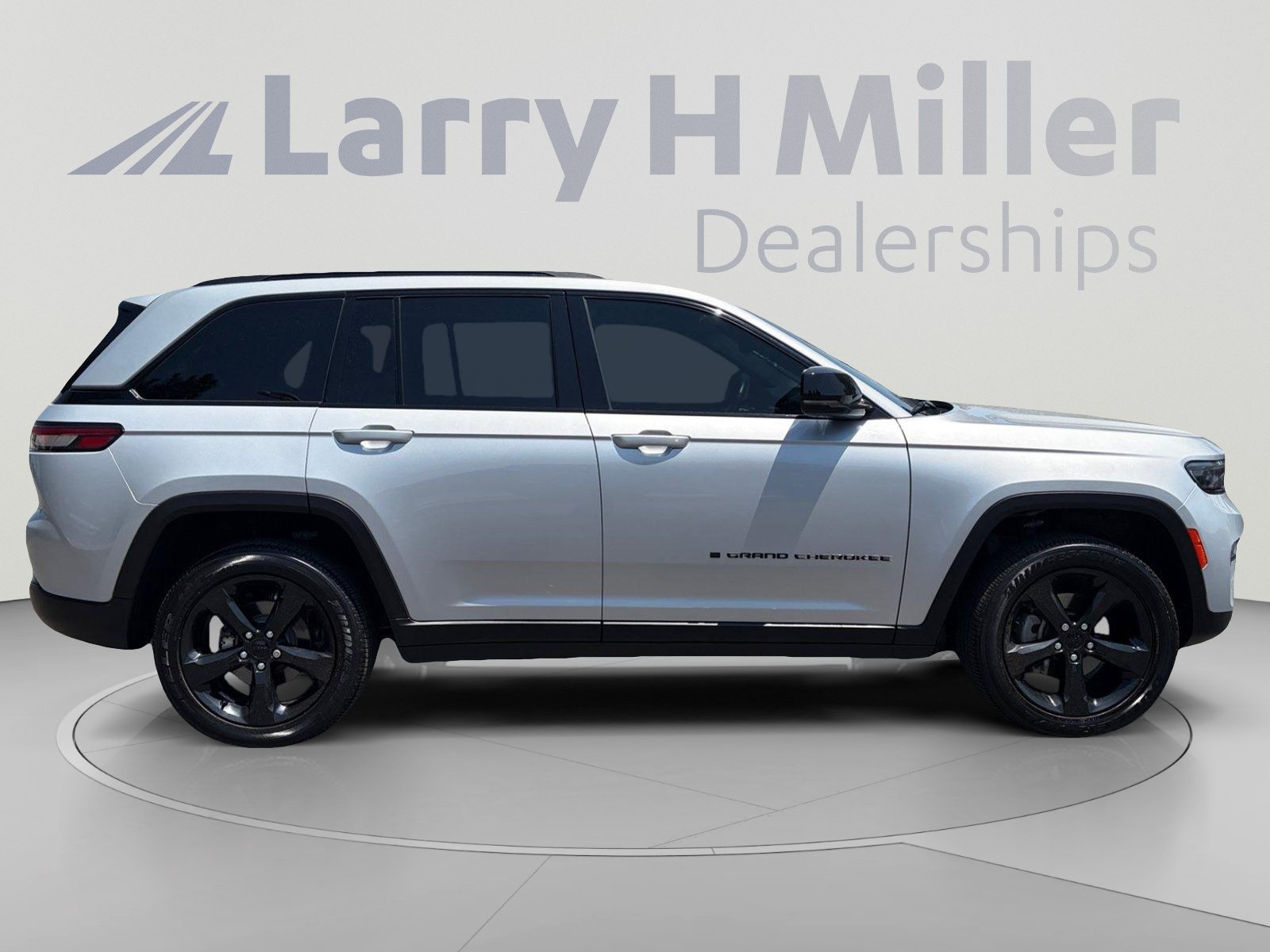 Used 2022 Jeep Grand Cherokee Altitude AWD/4WD image 6
