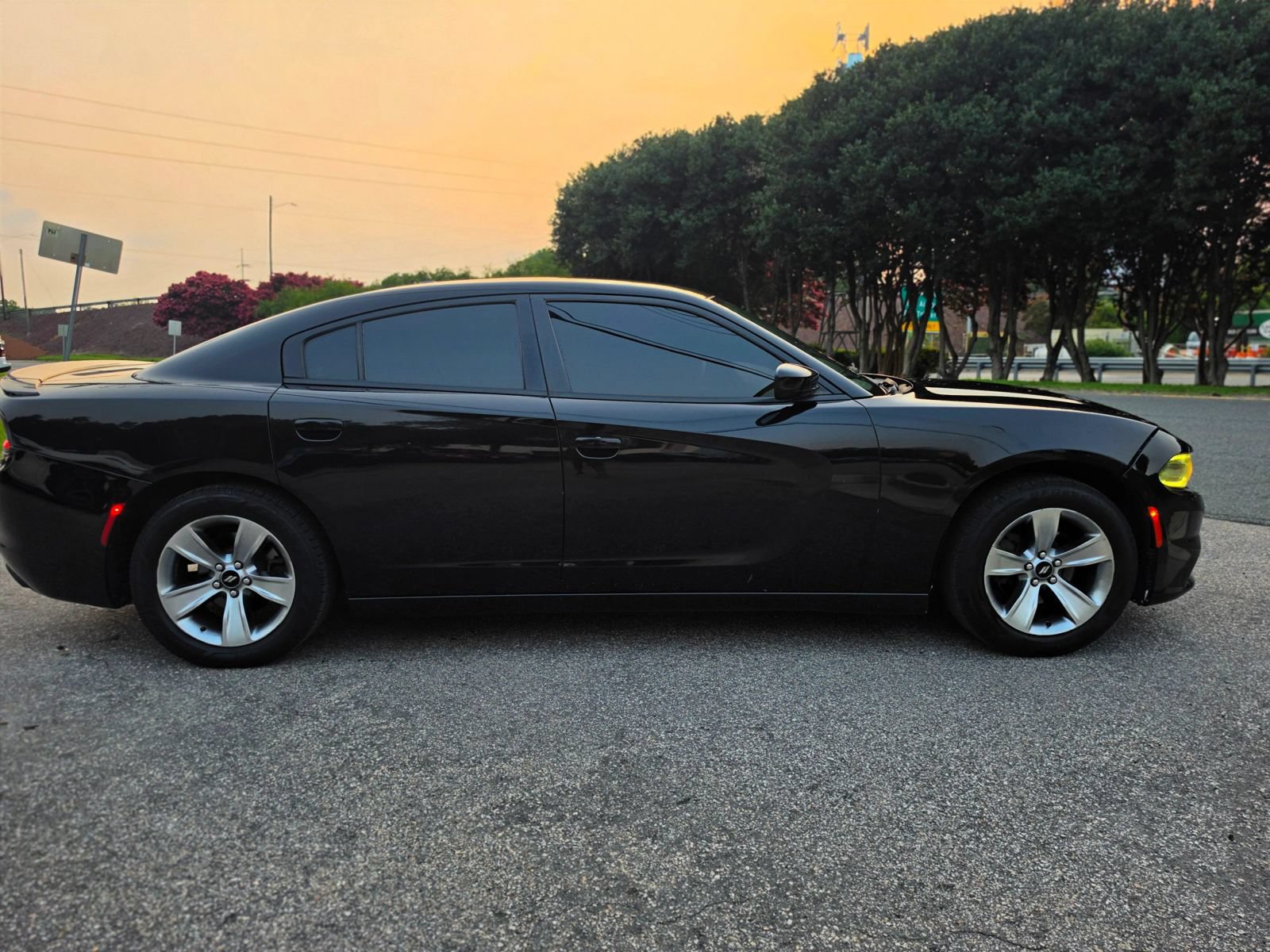 Used 2015 Dodge Charger SE w/ Sport Appearance Group RWD image 5