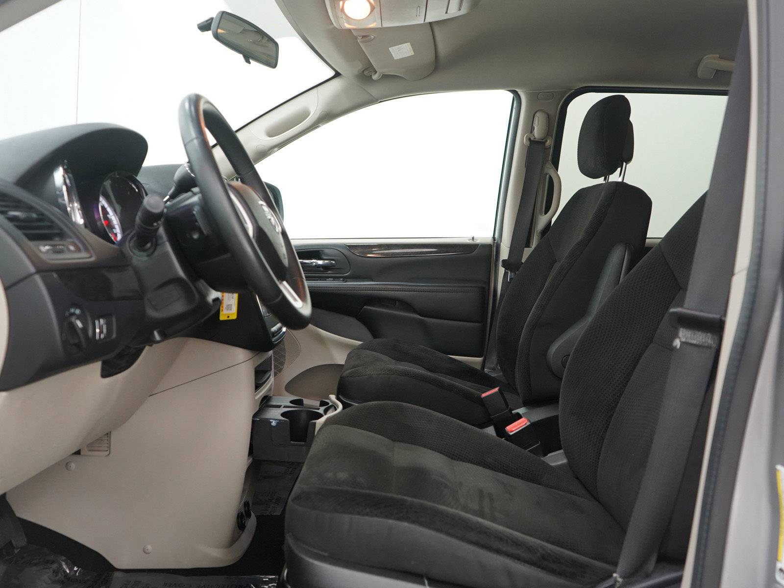 Used 2018 Dodge Grand Caravan SE w/ Rear Park Assist Package image 25