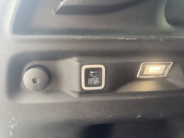 Used 2024 Jeep Grand Cherokee L Laredo image 6