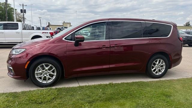 Used 2023 Chrysler Pacifica Touring-L FWD image 11
