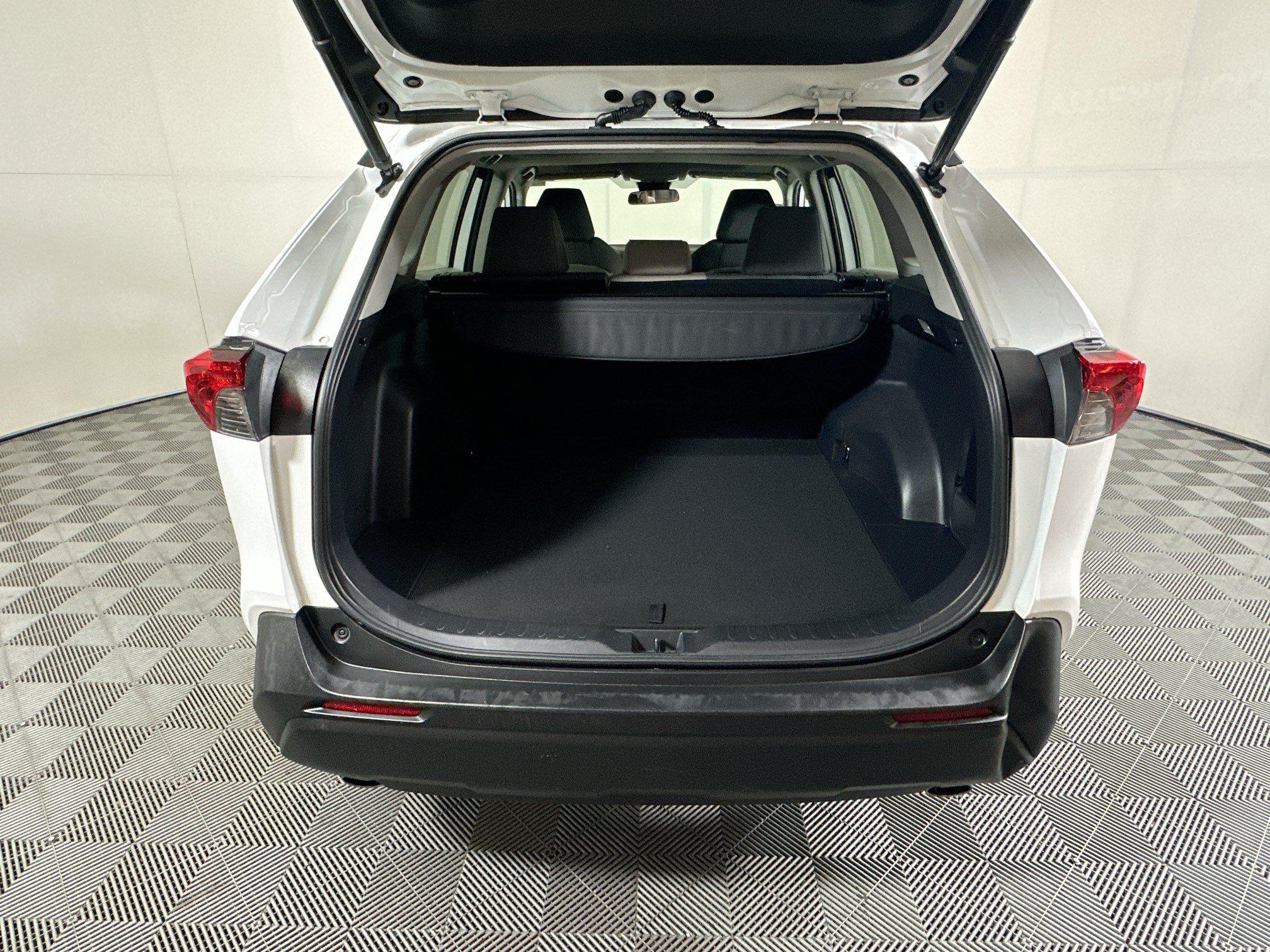 Used 2021 Toyota RAV4 XLE w/ Convenience Package FWD image 31