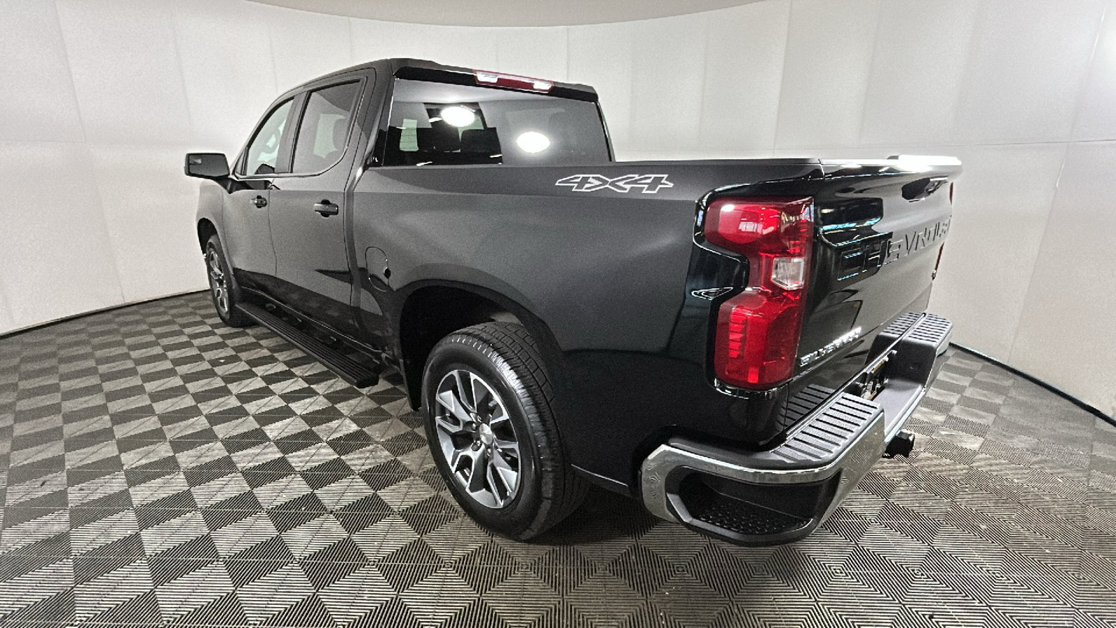 Used 2024 Chevrolet Silverado 1500 LT AWD/4WD image 5