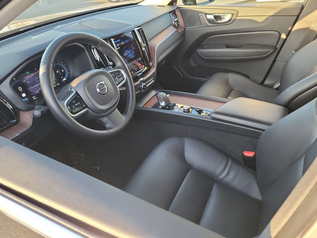Used 2023 Volvo XC60 B5 Plus image 3