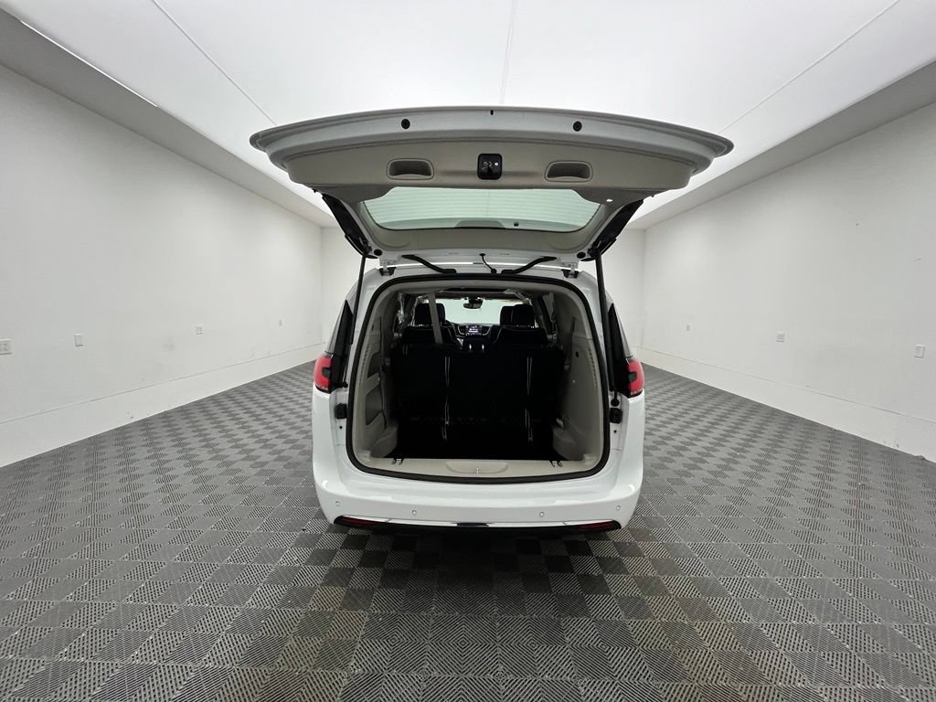 Used 2024 Chrysler Pacifica Limited FWD image 11