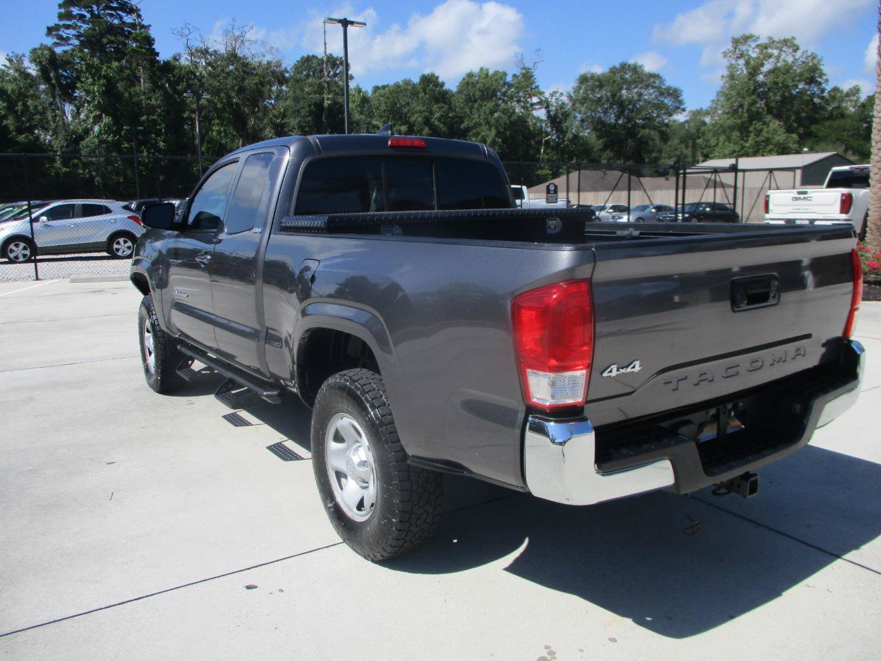 Used 2017 Toyota Tacoma SR5 AWD/4WD image 4