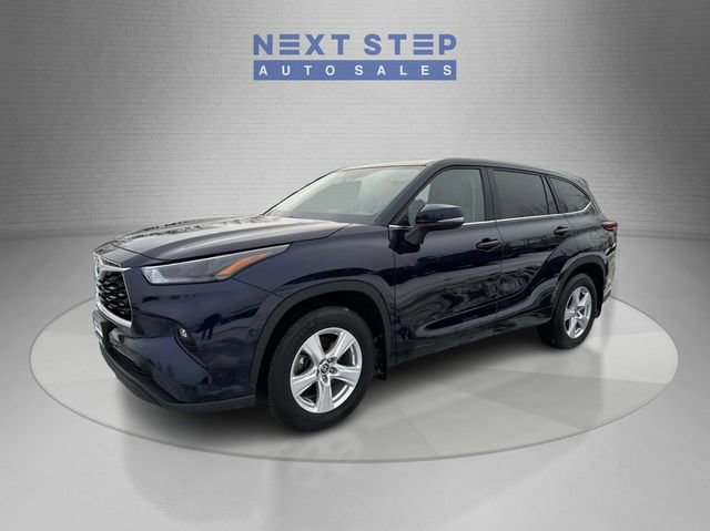 Used 2024 Toyota Highlander LE image 3