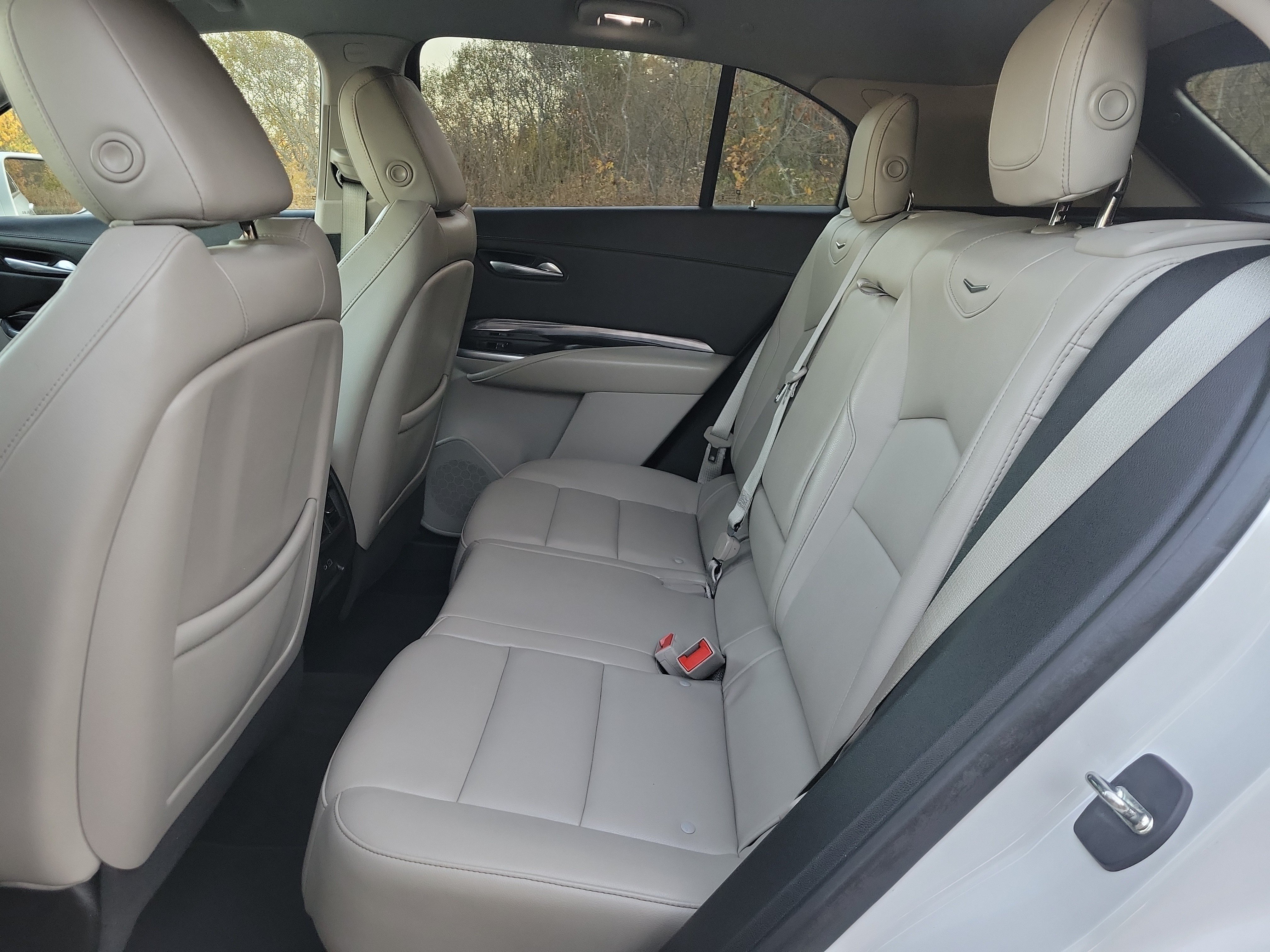 Used 2020 Cadillac XT4 Luxury w/ Cold Weather Package FWD image 16