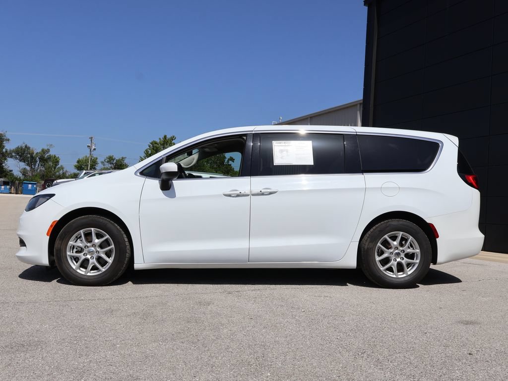 Used 2023 Chrysler Voyager LX FWD image 2