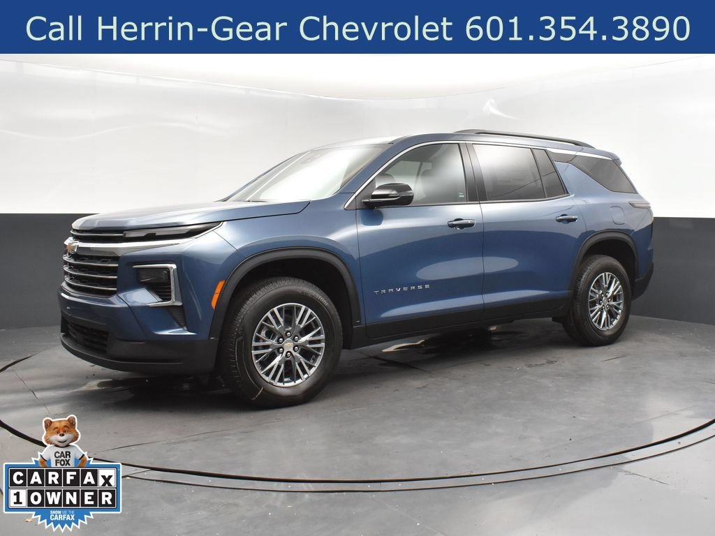 Used 2025 Chevrolet Traverse LT FWD image 2