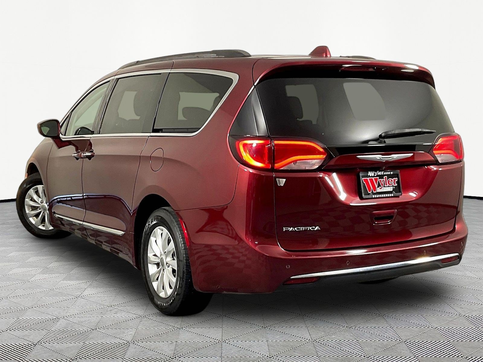 Used 2017 Chrysler Pacifica Touring-L FWD image 4
