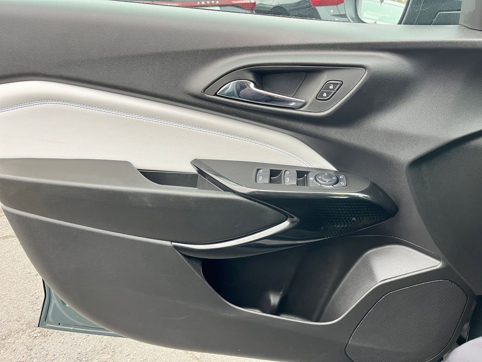 Used 2025 Chevrolet Trax LT w/ LT Convenience Package image 20