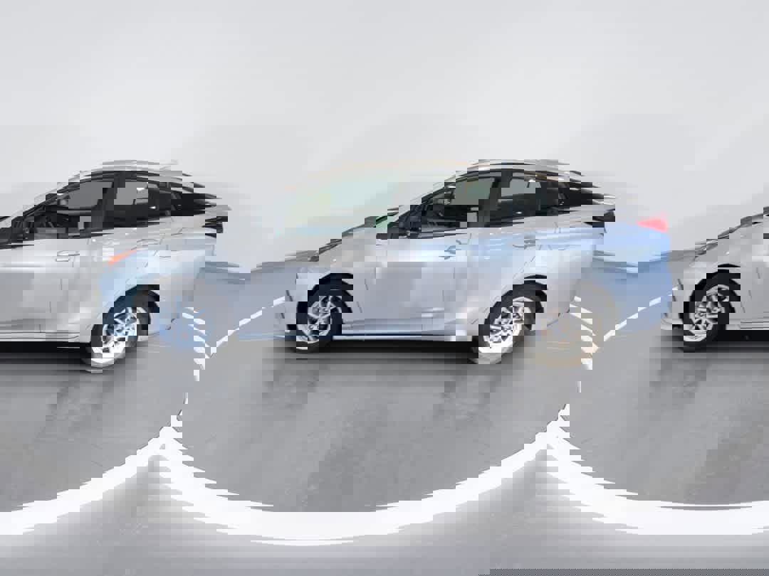 Used 2021 Toyota Prius LE image 5