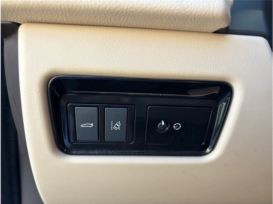 Used 2018 Jaguar XF Premium image 36