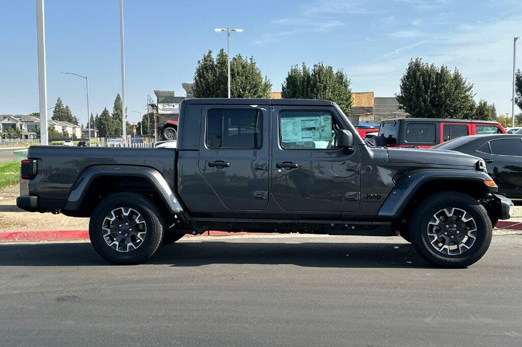 New 2026 Jeep Gladiator Sport AWD/4WD image 3
